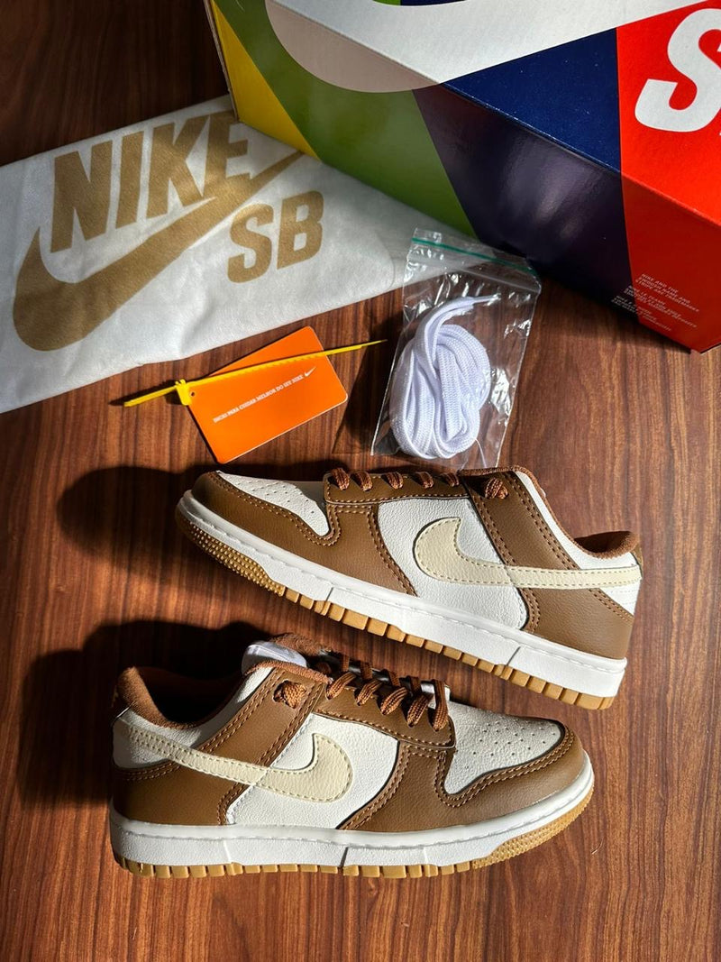 Dunk Low Branco/Marrom