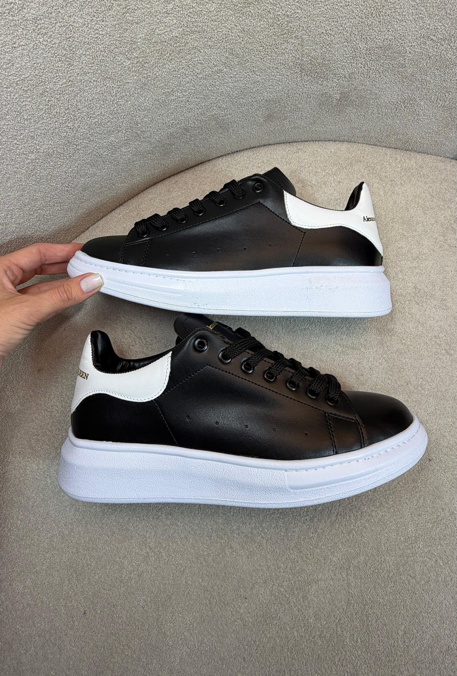 Alexsander McQueen Couro Preto/Branco