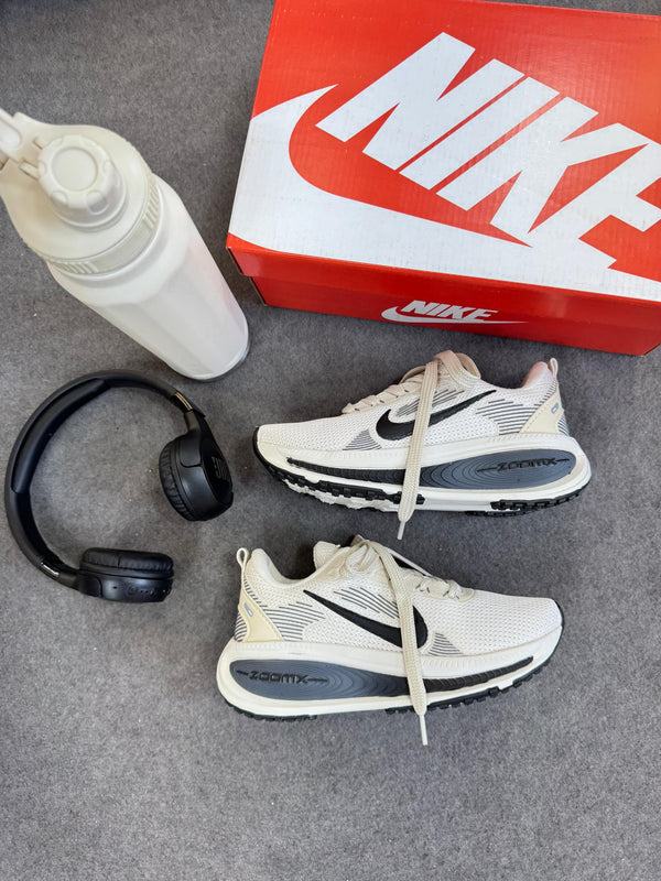 Nike Vomero 18 Off/Preto
