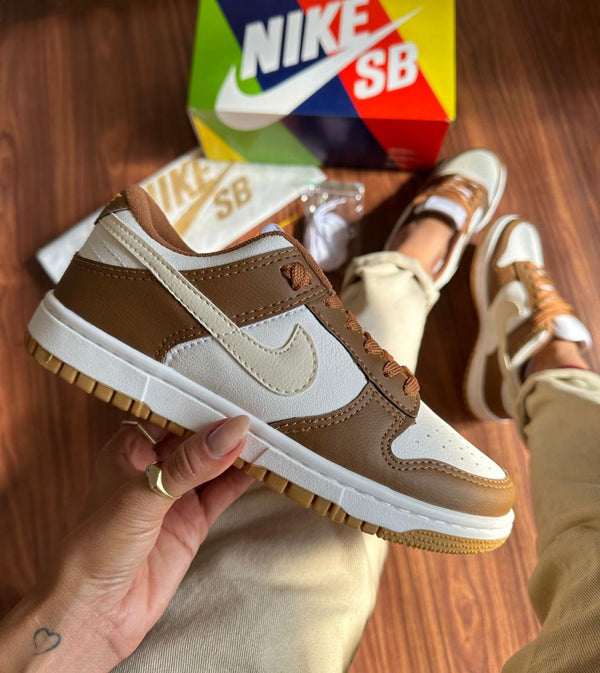 Dunk Low Branco/Marrom