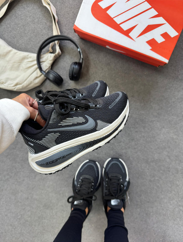 Nike Vomero 18 Preto/Off