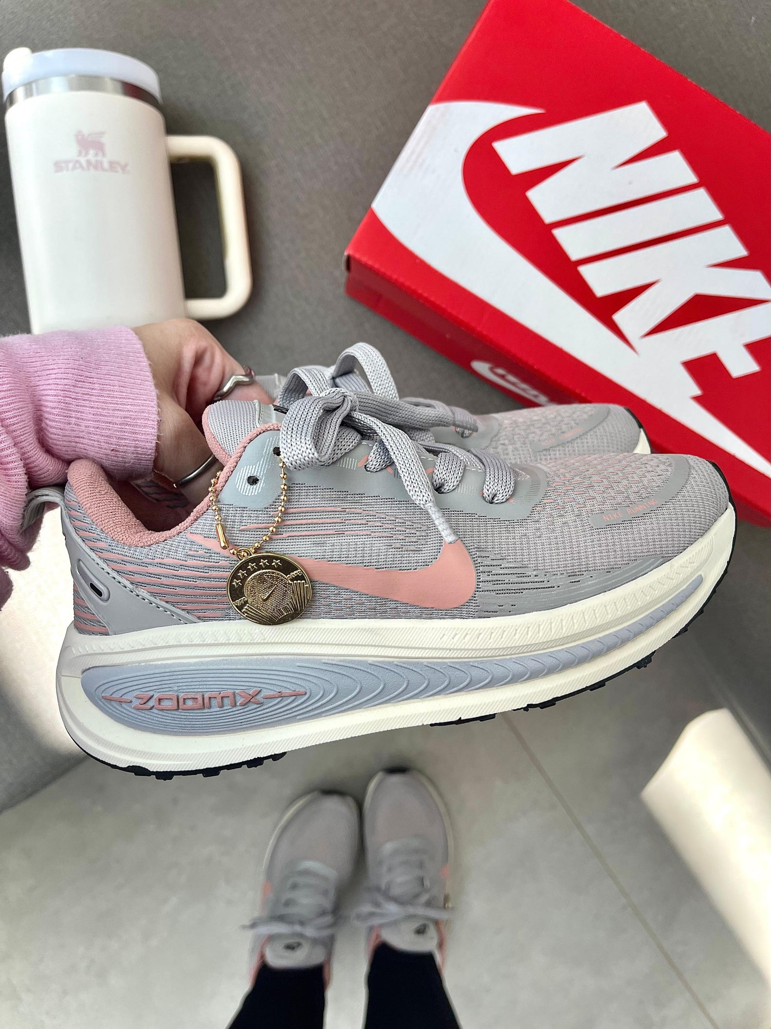 Vomero 18 Cinza/Rose