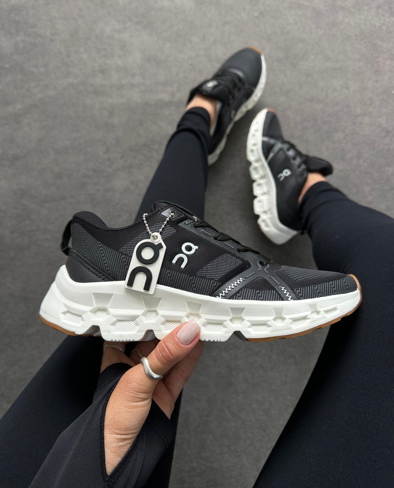 On Cloud Surfer Max Preto/Off/White