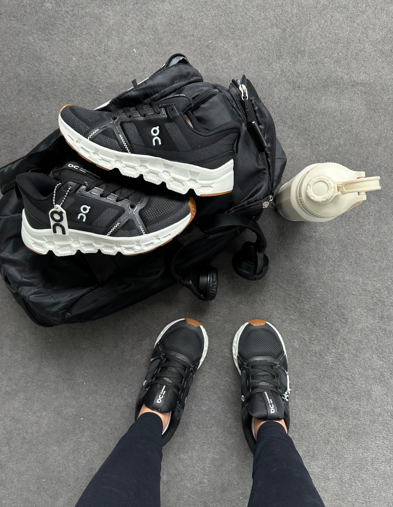 On Cloud Surfer Max Preto/Off/White