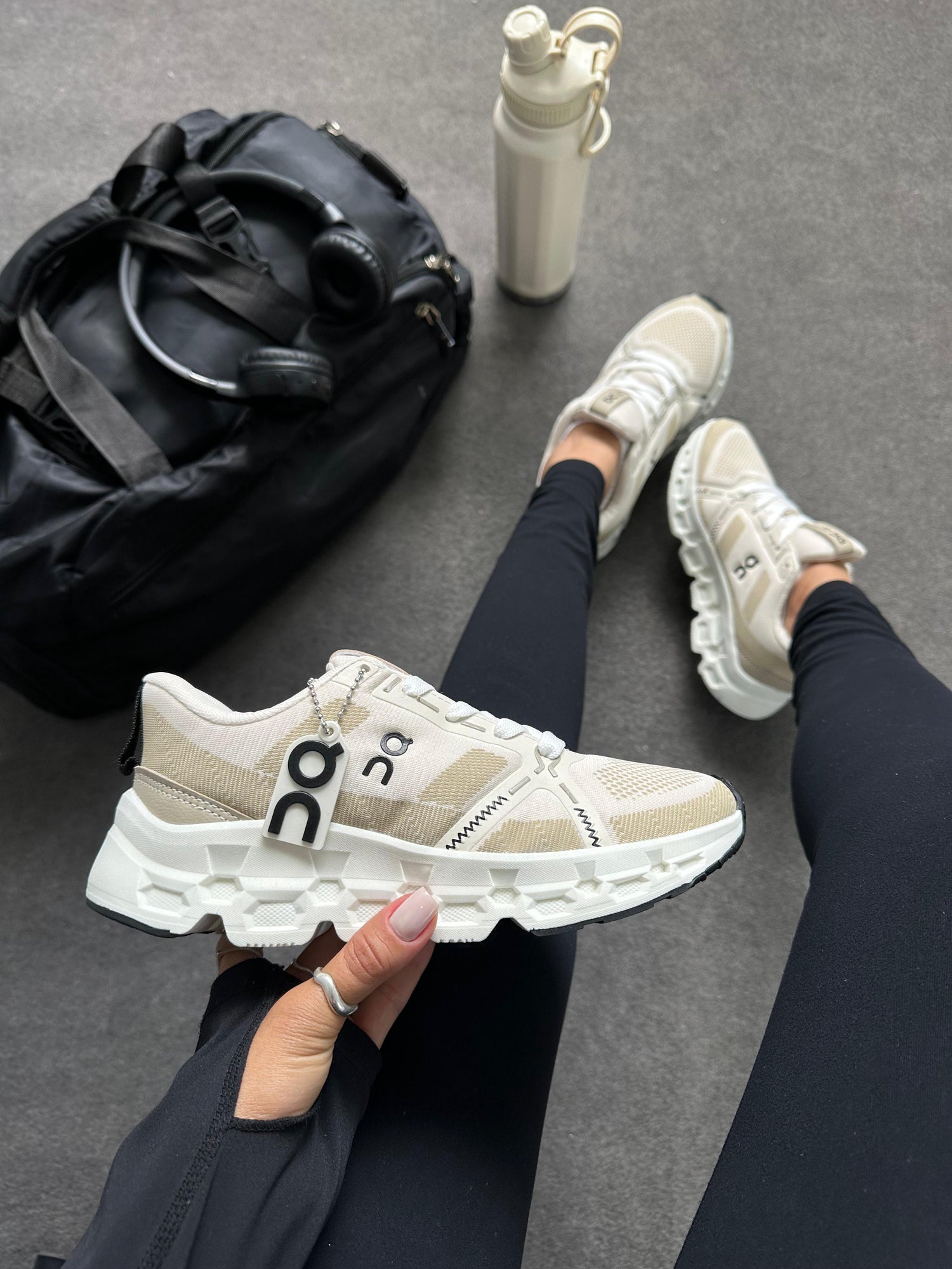 On Cloud Surfer Max  Off white/Preto