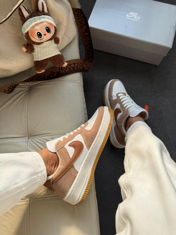 Nike Air Force F1 Camurça Caramelo / Branco